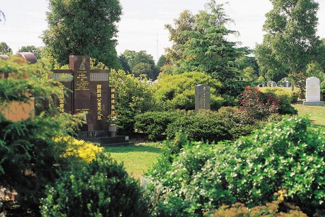 800x600-cemetery-Products-Burial-Monumental-in-lawn