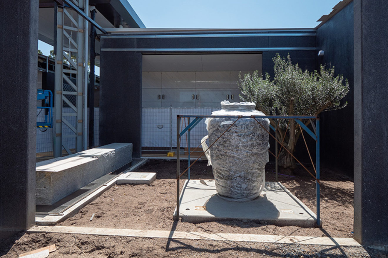 The courtyard amphora urn